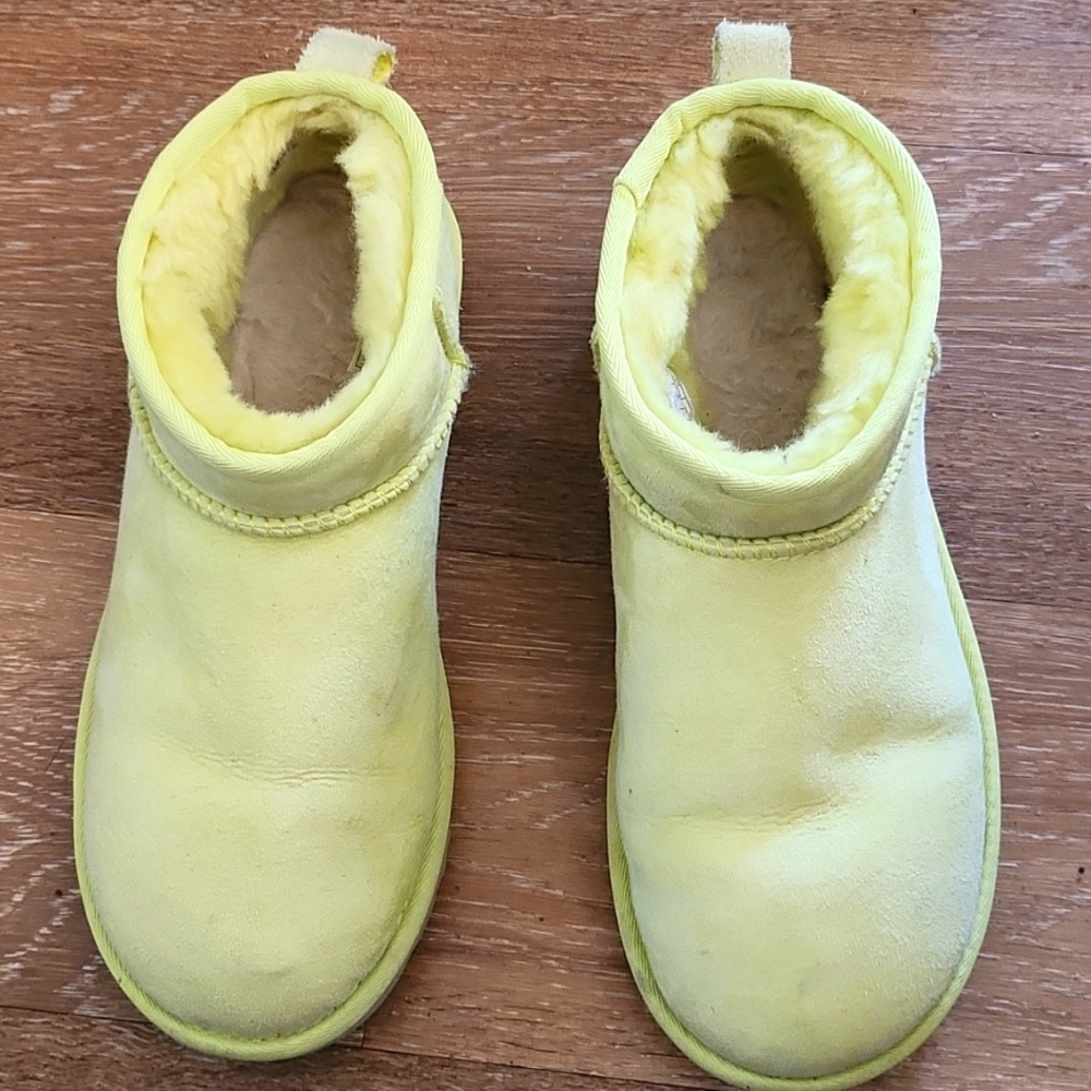 Great SALE UGG ankle boot.